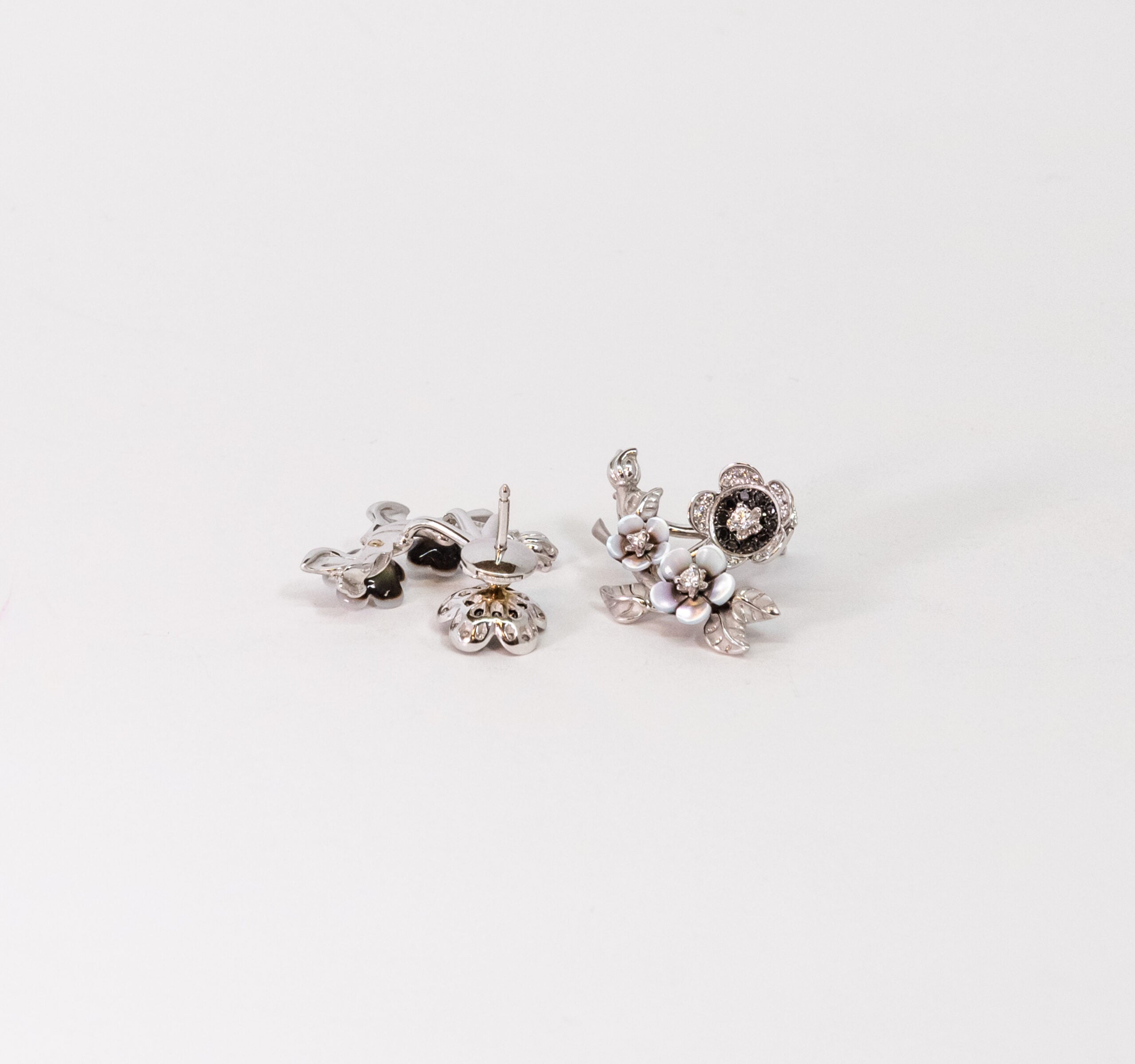 Carrera Y Carrera Cerezo 3 Flower 18K White Gold Mother of Pearl and Diamonds Earring