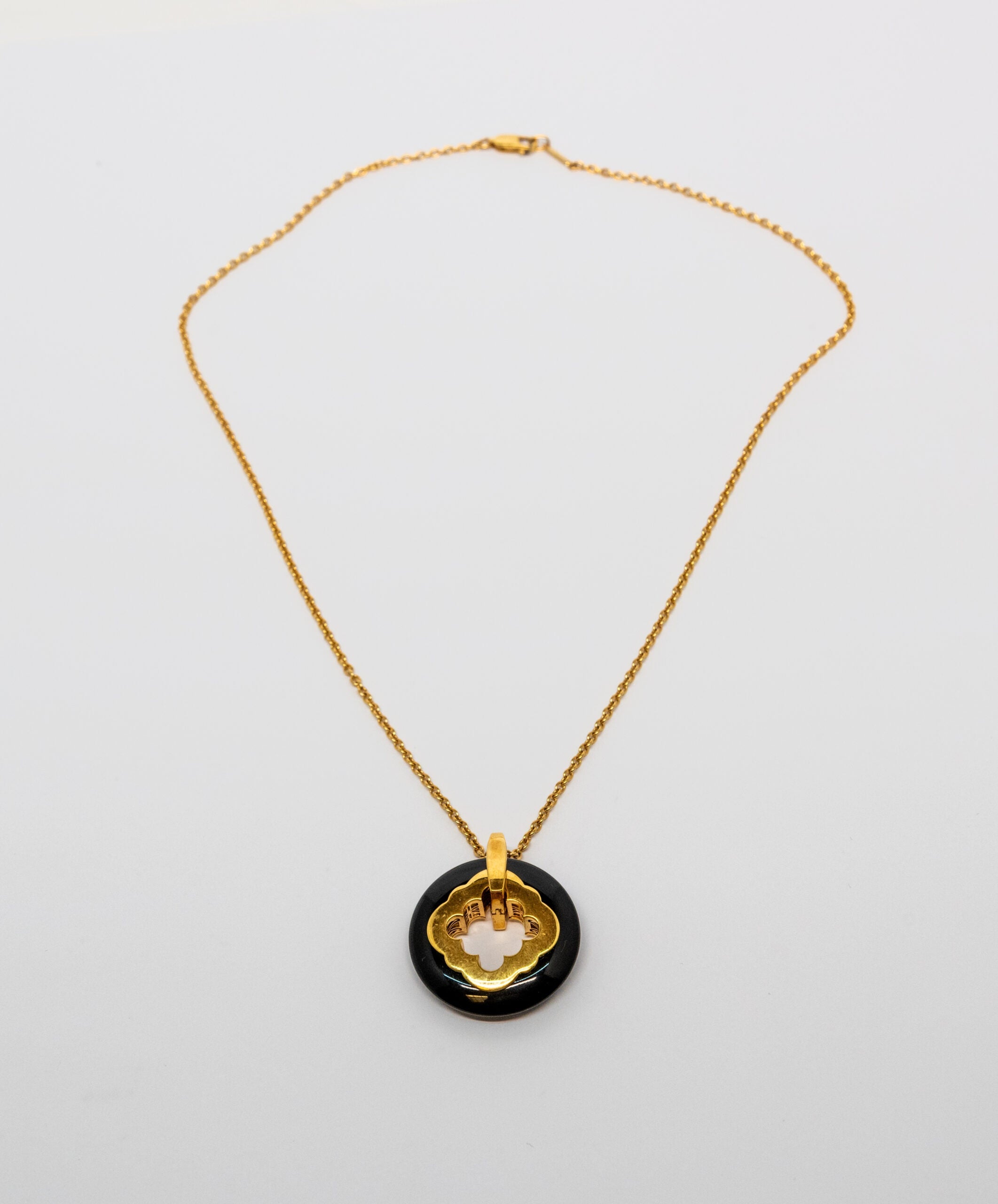 Carrera Y Carrera Granada 18K Yellow Gold and Black Onyx Pendant